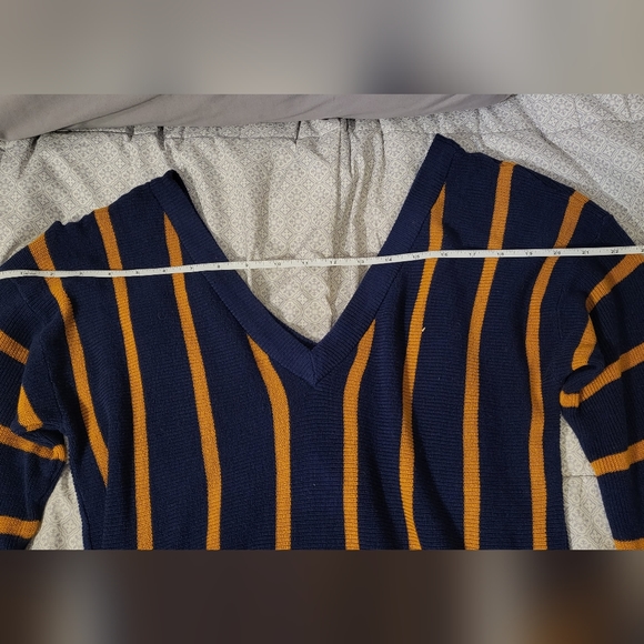 Navy v-neck sweater - Picture 7 of 8